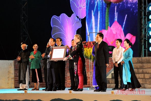 Đại diện UNESCO trao Bằng công nhận dân ca ví, giặm Nghệ Tĩnh là Di sản văn hóa phi vật thể đại diện của nhân loại cho Bộ VHTT&DL