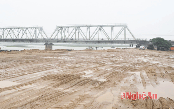 1.Khu vực chân cầu đường sắt Yên Xuân có 4 bến bãi kinh doanh cát sỏi. Đến ngày 31/12/2015, mặt bằng chân cầu cơ bản đã được giải tỏa.