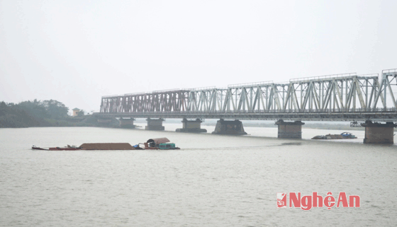 Trên sông Lam ngày 31/12/2015 có khá nhiều tàu chở nặng cát ngược về tỉnh Hà Tĩnh.