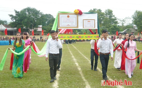 Rước bằng công nhận nông thôn mới