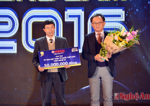 Ông Yano Takeshi - Tổng Giám đốc Công ty YAMAHA Motor Việt Nam (bên phải) trao tặng 50.000.000 đồng cho Ủy ban MTTQ Việt Nam tỉnh Nghệ An 