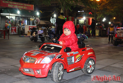 Tại Quảng trường Hồ Chí Minh, nhiều em nhỏ được bố mẹ đưa đi chơi vào đêm cuối năm.