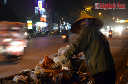 Càng về khuya, đường phố càng thưa vắng dần. Tuy vậy, vẫn có những người lặng lẽ cóp nhặt, mong thêm chút thu nhập trang trải cho cuộc sống gia đình...