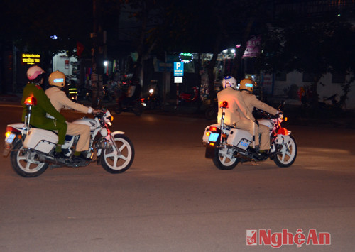 Trên đường phố, lực lượng cảnh sát giao thông thường xuyên tuần tra để giữ thành phố bình yên.