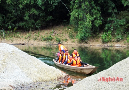 Đại diện lãnh đạo tỉnh và Sở GTVT thị sát thi công đường Tây Nghệ An 
