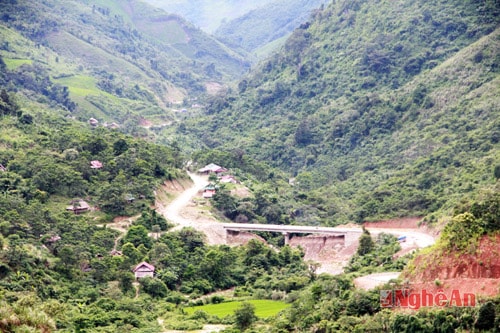 Đường Tây Nghệ An đoạn qua địa bàn huyện Tương Dương