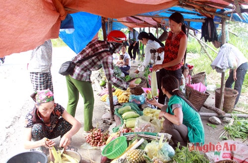 Chợ ven đường Tây Nghệ An, đoạn qua ngã 3 Huồi Tụ, Mường Lống, Mỹ Lý