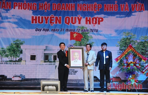 Và tặng bức tranh chân dung Bác Hồ với mong muốn các doanh nghiệp trên địa bàn