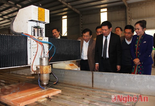 Trước đó, đồng chí Hồ Đức Phớc và đoàn công tác tới thăm Công ty TNHH Phủ Quỳ. 