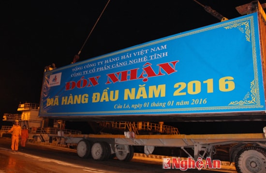Đón mã hàng đầu năm ở Cảng Cửa Lò vào lúc 0 h ngày 31 tháng 12 năm 2015