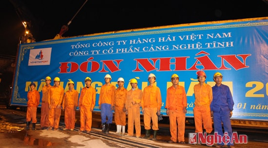 Đại diện công nhân Cảng Cửa Lò bên tấn hàng đầu năm