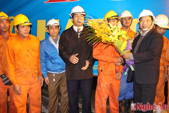 Tặng hoa chúc mừng Cảng Cửa Lò