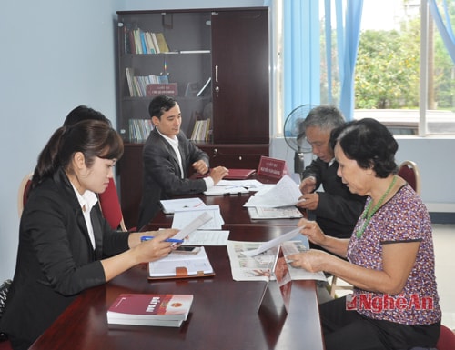 Các luật sư tư vấn cho người dân tại Văn phòng TGPL miễn phí Báo Nghệ An