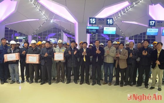 Đồng chí Nguyễn Xuân Đường tới thăm, tặng quà  cán bộ, công nhân thi công Dự án Nhà ga hành khách -  Cảng Hàng không Vinh. Ảnh: thành duy
