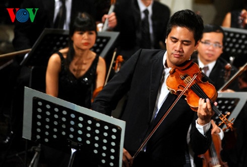   Bùi Công Duy là một trong những nghệ sĩ tham gia Liên hoan âm nhạc Việt - Mỹ 2015