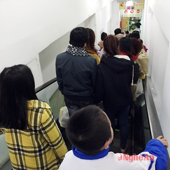 Cầu thang máy tại siêu thị Big C luôn kín người