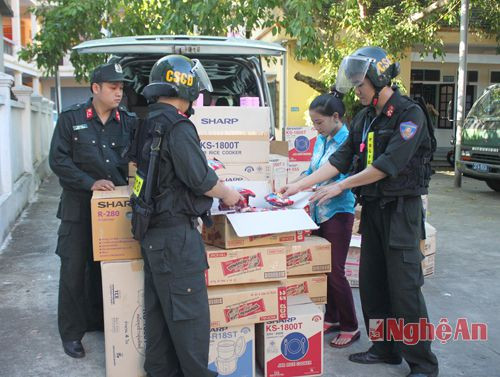 Cảnh sát cơ động Nghệ An kiểm tra số hàng nhập lậu thu giữ