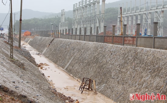 Thi công hàng rào thoát nước mưa ở nhà máy Hoa Sen -Quỳnh Lập
