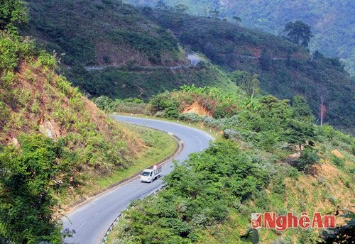 Những km cuối của quốc lộ 7 được xem là đoạn đẹp nhất của cung đường này. Vượt dốc núi lên đỉnh Nậm Cắn, nhiều khúc cua tay áo, mùa đông hoa lau, hoa bơm bớp nở trắng hai bên đường.