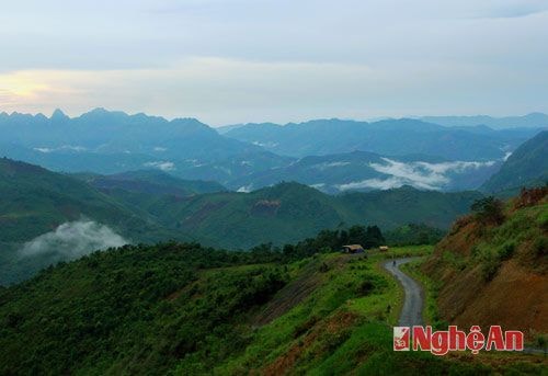 Con đường đi trên cổng trời Mường Lống mây núi trập trùng.
