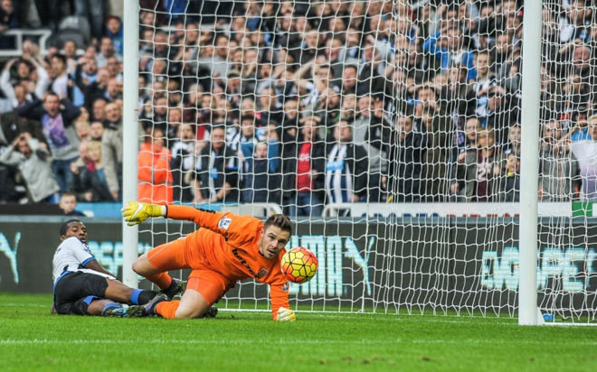 Thủ môn Jack Butland (Stoke City). Người gác đền của Stoke đạt tỷ lệ cản phá lên tới 79,81%, nhiều nhất trong số các thủ môn chơi trên 20 trận tại Ngoại hạng Anh năm 2015. Butland sẽ khiến vị trí của Joe Hart tại tuyển Anh bị đe dọa nếu tiếp tục trình diễn phong độ này. Stoke cũng xoa tay hài lòng khi có được sự thay thế xứng đáng sau khi để Asmir Begovic sang Chelsea.