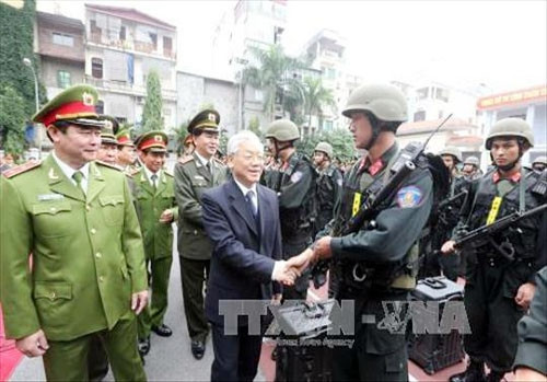 Tổng Bí thư Nguyễn Phú Trọng thăm hỏi, động viên cán bộ, chiến sĩ cảnh sát cơ động. Ảnh: TTXVN.