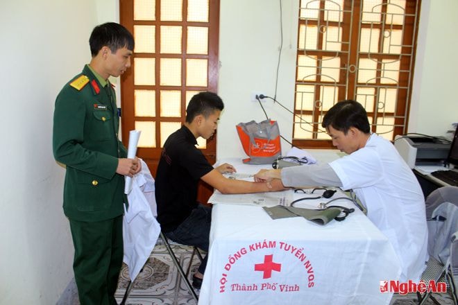 Thanh niên Thành phố Vinh khám tuyển nghĩa vụ quân sự năm 2015.