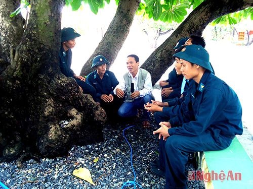 Phóng viên Báo Nghệ An tác nghiệp tại đảo Nam Yết - quần đảo Trường Sa.