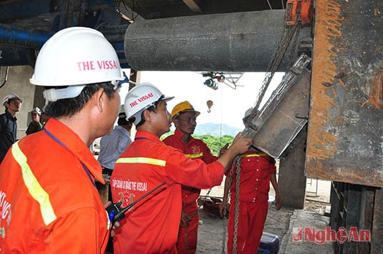 Kỹ sư, công nhân Nhà máy xi măng Sông Lam 2 (Anh Sơn) kiểm tra dây chuyền sản xuất trước khi vận hành.