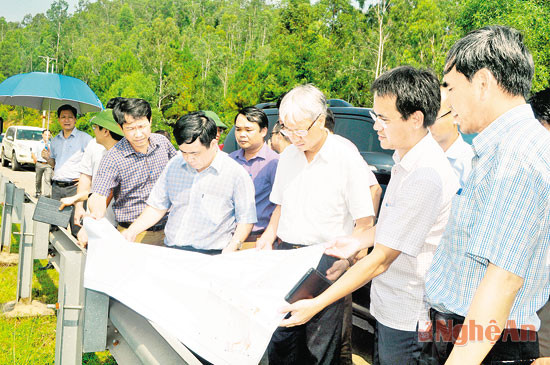 Đồng chí Huỳnh Thanh Điền - Phó Chủ tịch UBND kiểm tra hiện trường xây dựng nhà máy nhiệt điện Quỳnh Lập.