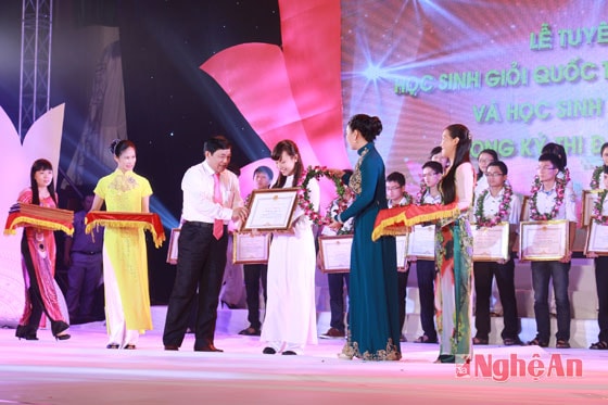 Học sinh trường THPT Chuyên Phan Bội Châu tại lễ tuyên dương học sinh giỏi quốc gia, khu vực và quốc tế