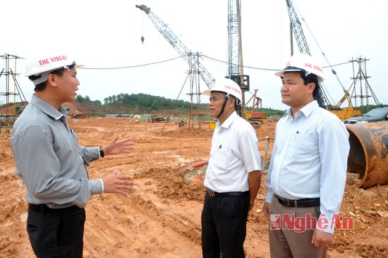 Bí thư Huyện ủy Đô Lương - Trương Hồng Phúc làm việc với lãnh đạo Nhà máy xi măng Đô Lương.