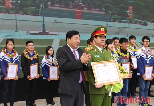 Đồng chí Nguyễn Xuân Đường - Chủ tịch UBND tỉnh trao bằng khen cho đại diện tập thể Công an tỉnh