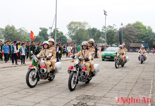 Hưởng ứng lời phát động ra quân thực hiện Năm ATGT 2016, các đơn vị tiến hành diễu hành quanh một số tuyến đường chính ở TP Vinh.