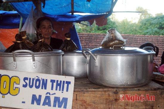 Gian hàng bán moọc của bà Phương tại chợ bản Phòng. Lâu nay, bán moọc trở thành nghề kiếm sống chính của cụ bà, với thu nhập mỗi ngày hơn100.000đ.