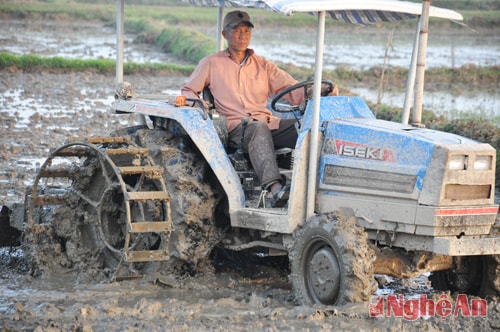 Việc dồn điền đổi thửa đã tạo điều kiện thuận lợi cho việc đưa cơ giới hóa vào đồng ruộng. Hiện Hưng Long có 4 máy cày đa chức năng. Ông Hoàng Đình Phúc (xóm 11A) cho biết: ông đầu tư mua máy cày đất năm 2014 với tổng giá trị 150 triệu đồng để phục vụ bà con trong vùng. Mỗi sào đất ông lấy giá 150 nghìn đồng/sào. Tính ra hết vụ Xuân này ông sẽ kéo lại được vốn đã bỏ ra.