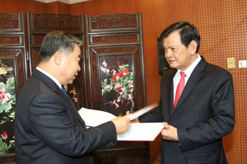 Thượng tướng Nguyễn Thành Cung trao danh sách các liệt sĩ Việt Nam hy sinh và đang được an táng tại Trung Quốc cho Bộ Dân chính nước Cộng hòa nhân dân Trung Hoa.