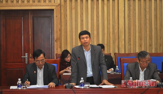 Ông Vương Quang Minh - Phó Chủ tich UB MTTQ tỉnh báo cáo tình các đơn vị đăng ký ủng hộ và kết quả ủng hộ về Quỹ của Ban vận động tỉnh