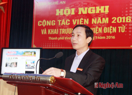Đồng chí Trần Văn Hùng, PhóTổng biên tập Báo Nghệ An báo cáo 