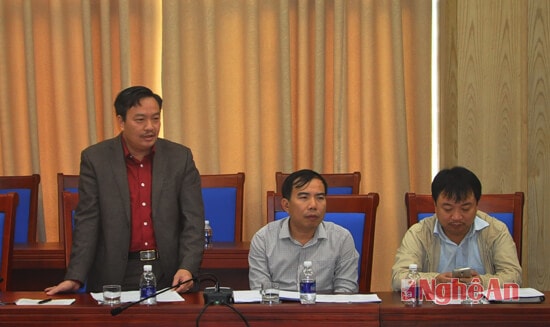 Đại diện Hội doanh nghiệp tiêu biểu báo cáo kế hoạch phát động ủng hộ người nghèo đón Tết của khối doanh nghiệp và giải thích nguyên nhân các doanh nghiệp chưa đăng ký ủng hộ nhiều vì cuối năm chưa chốt sổ, kết quả sản xuất kinh doanh