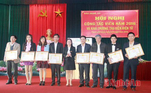 Đồng chí Phạm Thị Hồng Toan, Tổng biên tập Báo Nghệ An tặng bằng khen cho 15 cộng tác viên tiêu biểu trong năm 2015.