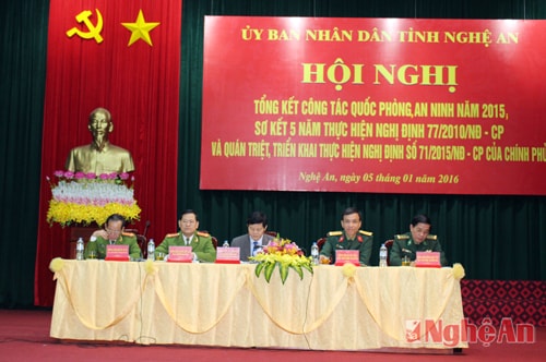 Đoàn chủ trì hội nghị.