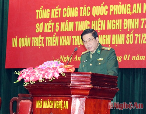 Đại tá Đinh Ngọc Văn - Chỉ huy trưởng Bộ CHBP tỉnh trình bày báo cáo tổng kết công tác QP - AN tỉnh Nghệ An năm 2015.