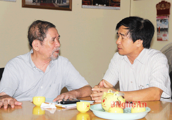Nhà báo Việt Long (bên phải) thực hiện phỏng vấn Đại tá - Nhà văn Lê Lựu