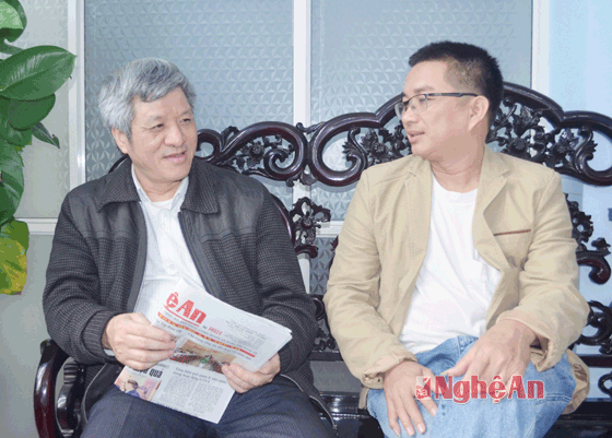 Các cộng tác viên Sầm Văn Bình (bên trái), Tiến Dũng trao đổi về những nội dung trên Báo Nghệ An.