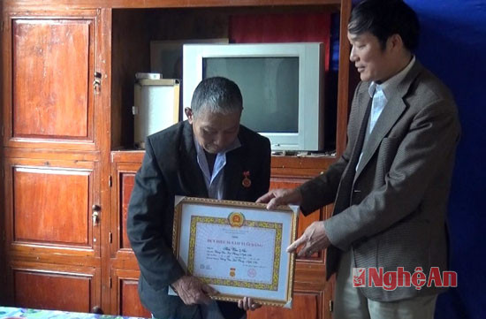 Trao huy hiệu 50 năm tuổi đảng cho đảng viên Sầm Văn Nho.