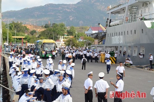 Chiều 5/1, tại quân cảng Cam Ranh (Khánh Hòa), Bộ Tư lệnh Vùng 4 Hải quân đã tổ chức lễ xuất quân cho các tàu chở bộ đội, nhân dân và một số cán bộ ra làm nhiệm vụ tại các đảo thuộc quần đảo Trường Sa. Đây cũng là các chuyến tàu chở hàng Tết phục vụ quân và dân huyện đảo Trường Sa.