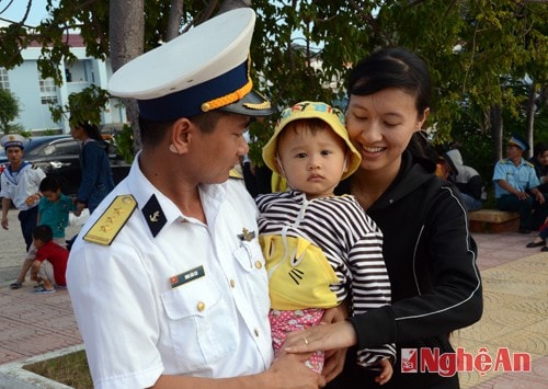 Nắng hồng hòa trong dạt dào gió biển lồng lộng, không gian như lắng lại ở phía cầu tàu nơi có đứa trẻ bi bô chào tạm biệt cha, người mẹ, người vợ lau vội dòng nước mắt động viên con, chồng lên đường làm tốt nhiệm vụ.