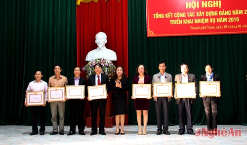 Trao Giấy khen cho 8 TCCS đảng đạt Trong sạch vững mạnh tiêu biểu năm 2015.