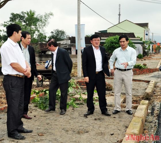 Đoàn công tác của tỉnh và cán bộ huyện Nam Đàn kểm tra việc thi công tuyến đường giao thông tại xã Kim Liên